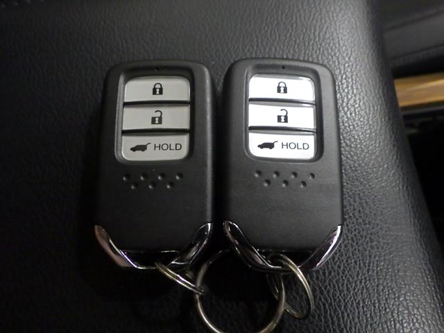 スマートキー付！キーを取り出さなくてもドアロックの施錠・開錠、エンジンの始動が出来ます！雨の日や荷物の多い日にとても便利ですね♪