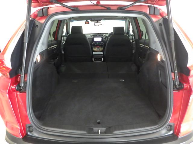 リアシートを倒せば広々荷室の出来上がり♪アレンジ次第でさまざまな荷物が積み込めますよ。