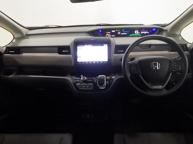 ドライバーを包み込むように、ディスプレーやスイッチ、コンソールを配置。座った瞬間から運転への期待が！空間そのものの心地よさにこだわっています。