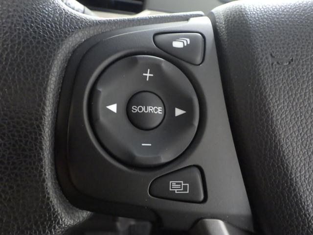 ハンドルにオーディオの操作スイッチが装備されています！視線を前方から外さずハンドルから手を離さずに操作できるのでとっても安全ですね♪