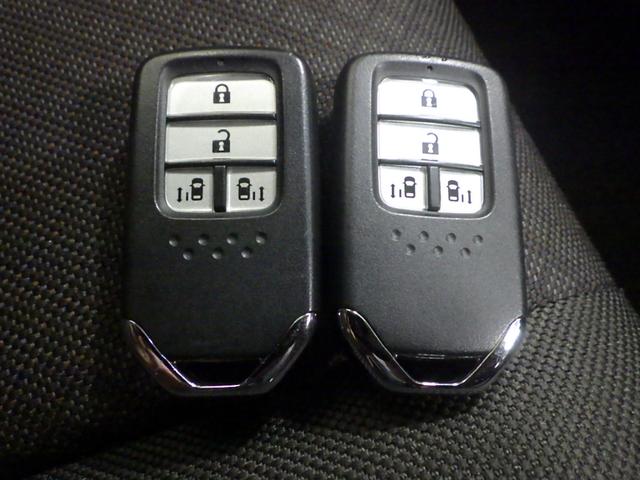 スマートキー付！キーを取り出さなくてもドアロックの施錠・開錠、エンジンの始動が出来ます！雨の日や荷物の多い日にとても便利ですね♪