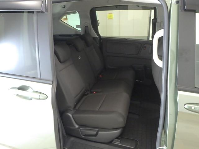 リアシートもゆったり快適に座っていただけますので、後部座席にお乗りの大切な方も楽しくドライブに参加していただけます。