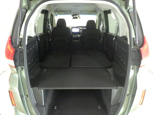 リアシートを倒せば広々荷室の出来上がり♪アレンジ次第でさまざまな荷物が積み込めますよ。