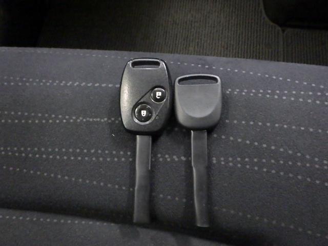 ステップワゴン Ｇ　禁煙車　ワンオーナー　オートエアコン　３列シート　純正ナビリアカメラ　リモコンキー　ハロゲンヘッドライト　両側スライドドア　パワステ　パワーウインドウ　アルミホイール　両席エアバック　ＥＴＣ　ＰＷ（9枚目）