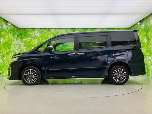 ヴォクシー ４ＷＤ　ＺＳキラメキ　保証書／社外　９インチ　ＳＤナビ／フリップダウンモニター　社外　１０．１インチ／両側電動スライドドア／ヘッドランプ　ＨＩＤ／ＥＴＣ／ＥＢＤ付ＡＢＳ／横滑り防止装置／アイドリングストップ　後席モニター（2枚目）