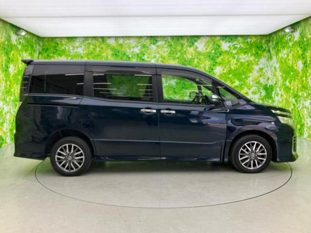 ヴォクシー ４ＷＤ　ＺＳキラメキ　保証書／社外　９インチ　ＳＤナビ／フリップダウンモニター　社外　１０．１インチ／両側電動スライドドア／ヘッドランプ　ＨＩＤ／ＥＴＣ／ＥＢＤ付ＡＢＳ／横滑り防止装置／アイドリングストップ　後席モニター（52枚目）