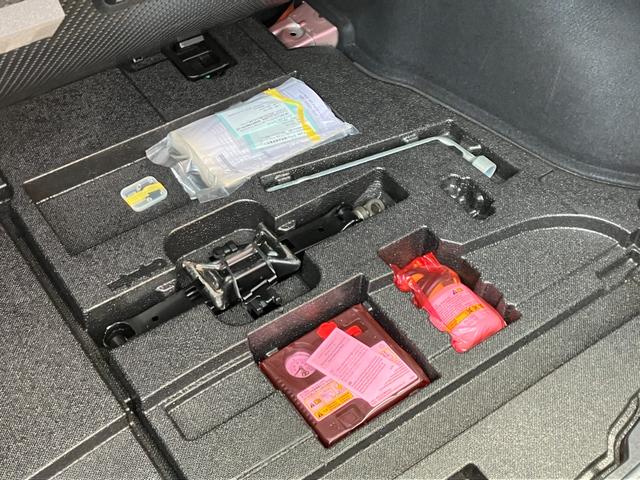 プリウス Ａプレミアム　ツーリングセレクション　ドライブレコーダー　ＥＴＣ　クリアランスソナー　レーンアシスト　オートクルーズコントロール　パークアシスト　衝突被害軽減システム　バックカメラ　ナビ　ＴＶ　アルミホイール　オートマチックハイビーム（49枚目）