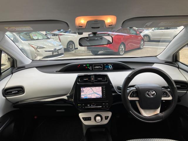 プリウス Ｓ　ＥＴＣ　バックカメラ　ナビ　ＴＶ　アルミホイール　オートライト　ＬＥＤヘッドランプ　スマートキー　電動格納ミラー　ＣＶＴ　盗難防止システム　衝突安全ボディ　ＡＢＳ　ＥＳＣ　ＣＤ（3枚目）