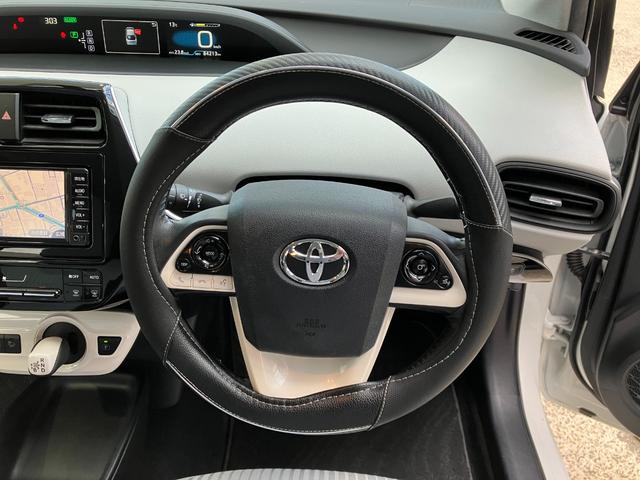 プリウス Ｓ　ＥＴＣ　バックカメラ　ナビ　ＴＶ　アルミホイール　オートライト　ＬＥＤヘッドランプ　スマートキー　電動格納ミラー　ＣＶＴ　盗難防止システム　衝突安全ボディ　ＡＢＳ　ＥＳＣ　ＣＤ（4枚目）