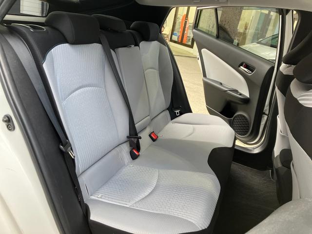 プリウス Ｓ　ＥＴＣ　バックカメラ　ナビ　ＴＶ　アルミホイール　オートライト　ＬＥＤヘッドランプ　スマートキー　電動格納ミラー　ＣＶＴ　盗難防止システム　衝突安全ボディ　ＡＢＳ　ＥＳＣ　ＣＤ（30枚目）