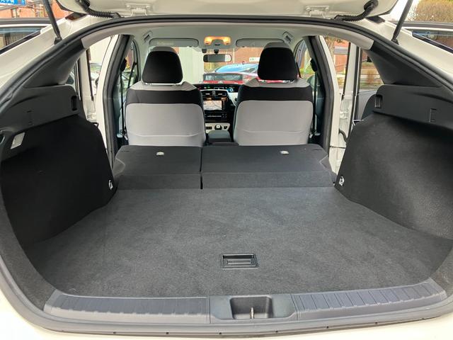 プリウス Ｓ　ＥＴＣ　バックカメラ　ナビ　ＴＶ　アルミホイール　オートライト　ＬＥＤヘッドランプ　スマートキー　電動格納ミラー　ＣＶＴ　盗難防止システム　衝突安全ボディ　ＡＢＳ　ＥＳＣ　ＣＤ（41枚目）