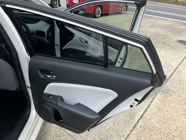 プリウス Ｓ　ＥＴＣ　バックカメラ　ナビ　ＴＶ　アルミホイール　オートライト　ＬＥＤヘッドランプ　スマートキー　電動格納ミラー　ＣＶＴ　盗難防止システム　衝突安全ボディ　ＡＢＳ　ＥＳＣ　ＣＤ（44枚目）