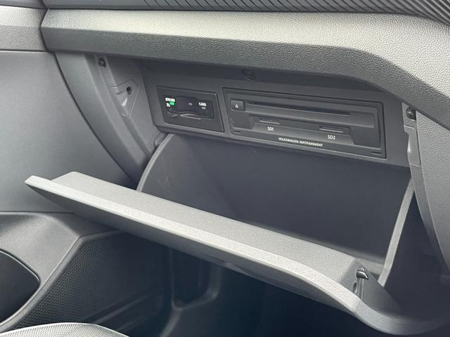 Ｔ－クロス ＴＳＩ　１ｓｔプラス　純正ナビ　フルセグＴＶ　ＣＤ／ＤＶＤ　Ｂｌｕｅｔｏｏｔｈ接続　バックモニター　ＡｐｐｌｅＣａｒＰｌａｙ　ＡｎｄｒｏｉｄＡｕｔｏ　バックモニター　アダプティブクルーズコントロール　ＢＳＭ　レーンキープ（11枚目）