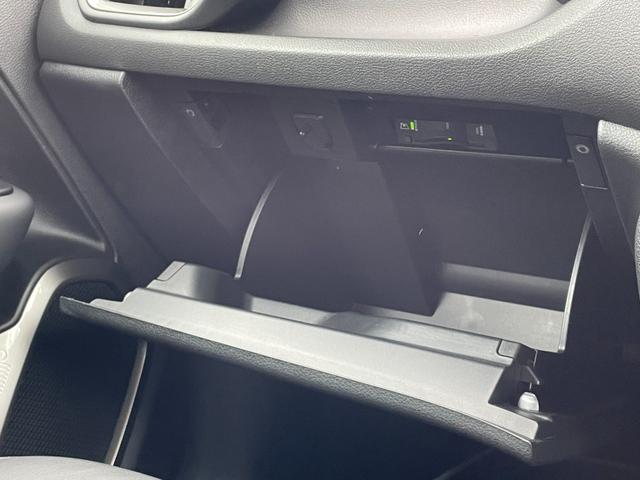 ジープ・レネゲード リミテッド　純正ナビ　フルセグＴＶ　Ｂｌｕｅｔｏｏｔｈ接続　バックモニター　レザーシート　シートヒーター　ステアリングヒーター　アダプティブクルーズコントロール　ブラインドスポットモニター　レーンキープアシスト（12枚目）
