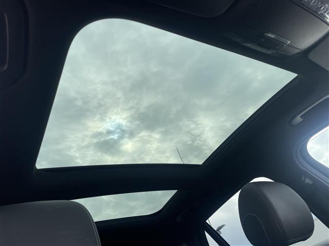 GLC GLC220d 4マチック ローレウスエディション ワンオーナー/360台限定車/レーダーセーフティPKG/ナイトPKG/パノラマルーフ/純正ナビ/DTV/360°カメラ/ブルメスターサウンド/パワーバックドア/ドラレコ/ETC/ハーフレザー(3枚目)