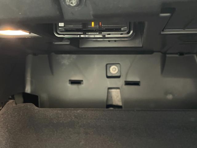 XC60 B5 AWD インスクリプション 純正ナビ/TV/360°カメラ/レザーシート/シートヒーター/パワーバックドア/ハーマンカードンサウンド/HUD/アップルカープレイ/ワイヤレス充電/前後ドラレコ/ACC/BSM/レーンキープ/ETC(10枚目)