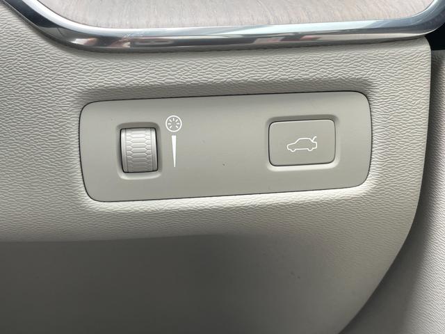 XC60 B5 AWD インスクリプション 純正ナビ/TV/360°カメラ/レザーシート/シートヒーター/パワーバックドア/ハーマンカードンサウンド/HUD/アップルカープレイ/ワイヤレス充電/前後ドラレコ/ACC/BSM/レーンキープ/ETC(19枚目)