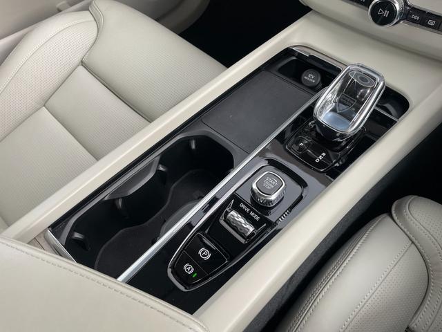 XC60 B5 AWD インスクリプション 純正ナビ/TV/360°カメラ/レザーシート/シートヒーター/パワーバックドア/ハーマンカードンサウンド/HUD/アップルカープレイ/ワイヤレス充電/前後ドラレコ/ACC/BSM/レーンキープ/ETC(21枚目)