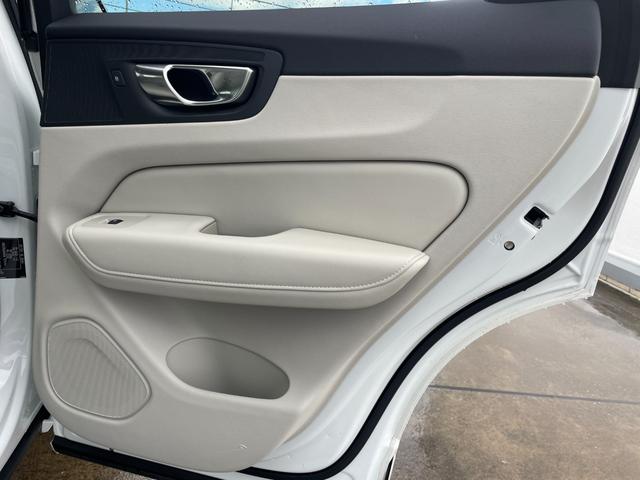 XC60 B5 AWD インスクリプション 純正ナビ/TV/360°カメラ/レザーシート/シートヒーター/パワーバックドア/ハーマンカードンサウンド/HUD/アップルカープレイ/ワイヤレス充電/前後ドラレコ/ACC/BSM/レーンキープ/ETC(43枚目)