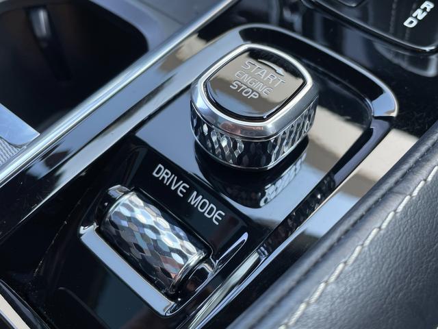 マットブラックにホワイトのＬＩＢＥＲＡＬＡのロゴの建物と看板が目印です。