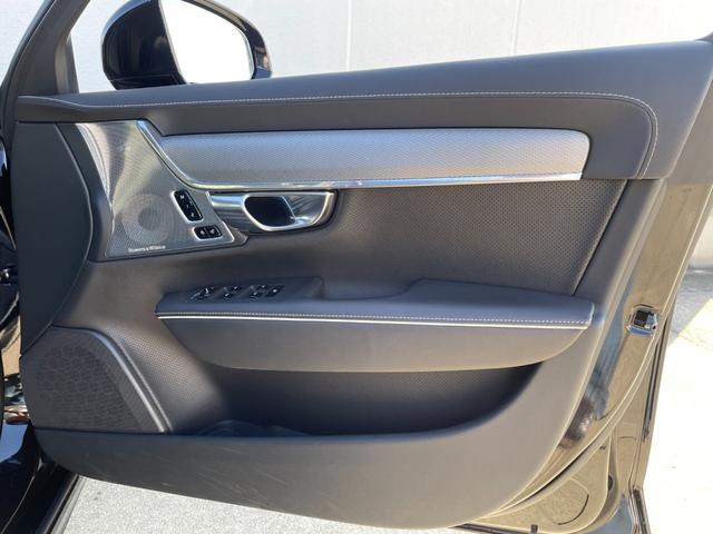 特別なクルマを選ぶための贅沢な空間をご用意。ゆったりと落ち着いた空間でコーヒーを飲みながら車選びをお楽しみください。