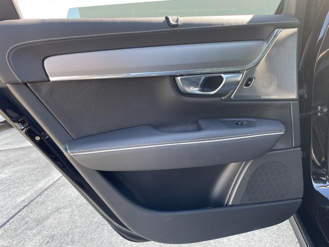 特別なクルマを選ぶための贅沢な空間をご用意。ゆったりと落ち着いた空間でコーヒーを飲みながら車選びをお楽しみください。