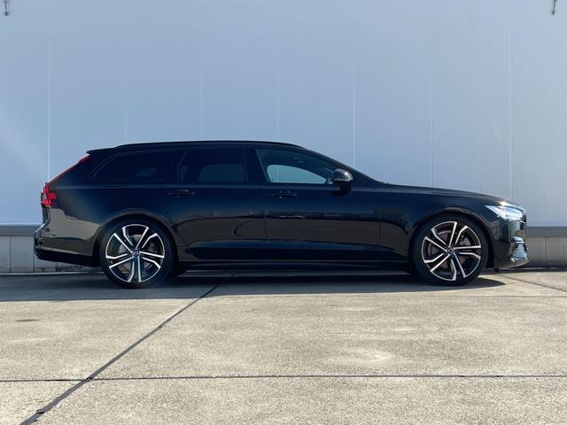 ＬＩＢＥＲＡＬＡは、輸入車選びの新たなスタイルを提案するインポート・セレクト・ブランドです。オーナー様となる方がクルマから直接感じる感性を第一にした、最良の一台との出会いをコーディネートいたします。