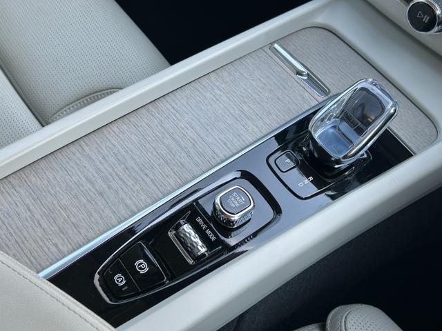 ご遠方の場合でも、下取り車両の金額を概算でお出しすることは可能でございます。車検証をお手元に、走行距離をご確認の上お問い合わせくださいませ。