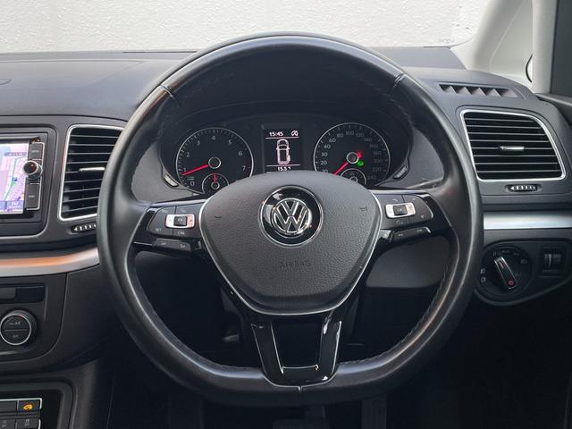 シャラン ＴＳＩ　コンフォートライン　ナビゲーションパッケージ　ハイキセノンパッケージ　純正ナビ　バックカメラ　純正１６インチアルミホイール　アダプティブクルーズコントロール　スマートキー　プッシュスタート　アイドリングストップ（10枚目）