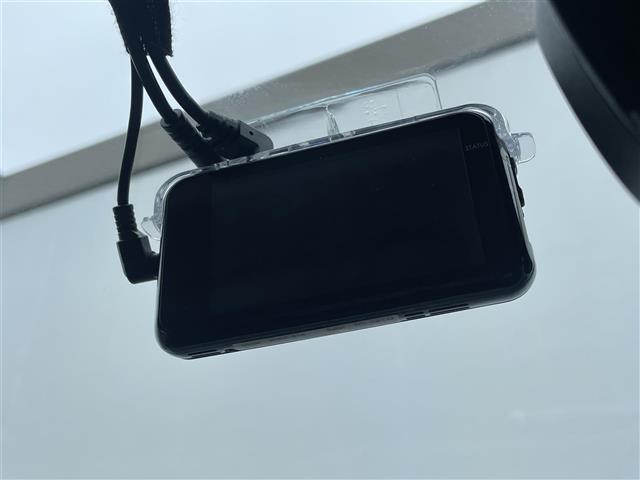 マットブラックにホワイトのＬＩＢＥＲＡＬＡのロゴの建物と看板が目印です。