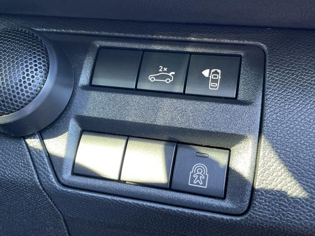 ３００８ ＧＴ　ブルーＨＤｉ　ガラスサンルーフ　ハーフレザーシート　電動パワーシート　シートヒーター　純正ＬＥＤヘッドライト　純正１８インチアルミホイール　オートテールゲート　パドルシフト　バックモニター　ブラインドスポットモニタ（18枚目）