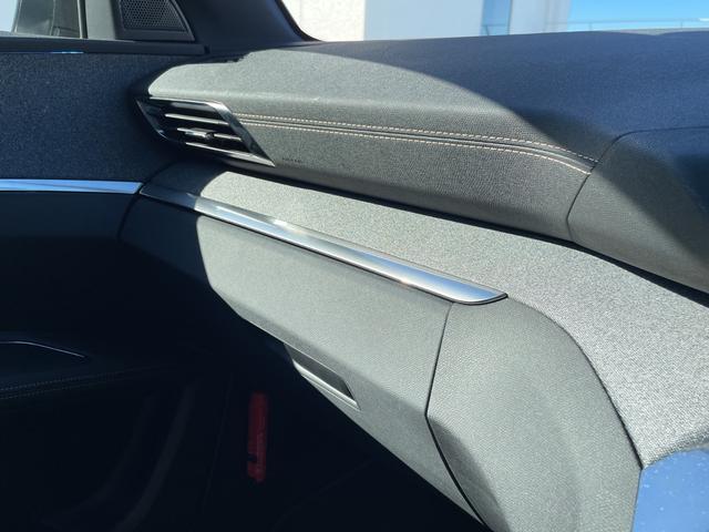 ３００８ ＧＴ　ブルーＨＤｉ　ガラスサンルーフ　ハーフレザーシート　電動パワーシート　シートヒーター　純正ＬＥＤヘッドライト　純正１８インチアルミホイール　オートテールゲート　パドルシフト　バックモニター　ブラインドスポットモニタ（25枚目）