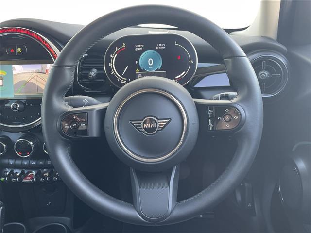 ＭＩＮＩ クーパーＳＤ　クラシック・トリム　前方ドライブレコーダー　アクティブクルーズコントロール　バックカメラ　ＥＴＣ２．０　ハーフレザーシート　前後ＰＤＣ　ドライビングモードスイッチ　ＡｐｐｌｅＣａｒＰｌａｙ　ＡｎｄｒｏｉｄＡｕｔｏ（7枚目）