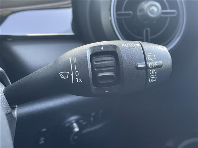 ＭＩＮＩ クーパーＳＤ　クラシック・トリム　前方ドライブレコーダー　アクティブクルーズコントロール　バックカメラ　ＥＴＣ２．０　ハーフレザーシート　前後ＰＤＣ　ドライビングモードスイッチ　ＡｐｐｌｅＣａｒＰｌａｙ　ＡｎｄｒｏｉｄＡｕｔｏ（11枚目）