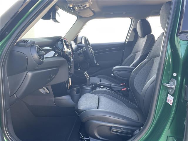 ＭＩＮＩ クーパーＳＤ　クラシック・トリム　前方ドライブレコーダー　アクティブクルーズコントロール　バックカメラ　ＥＴＣ２．０　ハーフレザーシート　前後ＰＤＣ　ドライビングモードスイッチ　ＡｐｐｌｅＣａｒＰｌａｙ　ＡｎｄｒｏｉｄＡｕｔｏ（21枚目）