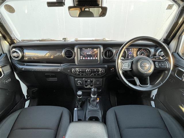 ジープ・ラングラーアンリミテッド スポーツアルティテュード 純正ディスプレイオーディオ/フロント/サイド/バックカメラ/LEDヘッドライト/A/Tタイヤ/純正17インチAW/純正OP前ドライブレコーダー/ACC/BSM/レーンキープ/ETC(2枚目)