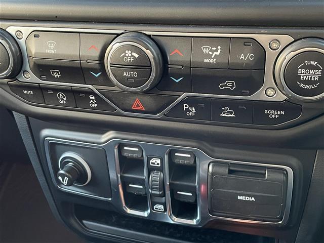 ジープ・ラングラーアンリミテッド スポーツアルティテュード 純正ディスプレイオーディオ/フロント/サイド/バックカメラ/LEDヘッドライト/A/Tタイヤ/純正17インチAW/純正OP前ドライブレコーダー/ACC/BSM/レーンキープ/ETC(10枚目)