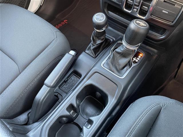 ジープ・ラングラーアンリミテッド スポーツアルティテュード 純正ディスプレイオーディオ/フロント/サイド/バックカメラ/LEDヘッドライト/A/Tタイヤ/純正17インチAW/純正OP前ドライブレコーダー/ACC/BSM/レーンキープ/ETC(15枚目)