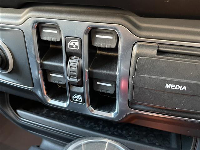 ジープ・ラングラーアンリミテッド スポーツアルティテュード 純正ディスプレイオーディオ/フロント/サイド/バックカメラ/LEDヘッドライト/A/Tタイヤ/純正17インチAW/純正OP前ドライブレコーダー/ACC/BSM/レーンキープ/ETC(16枚目)