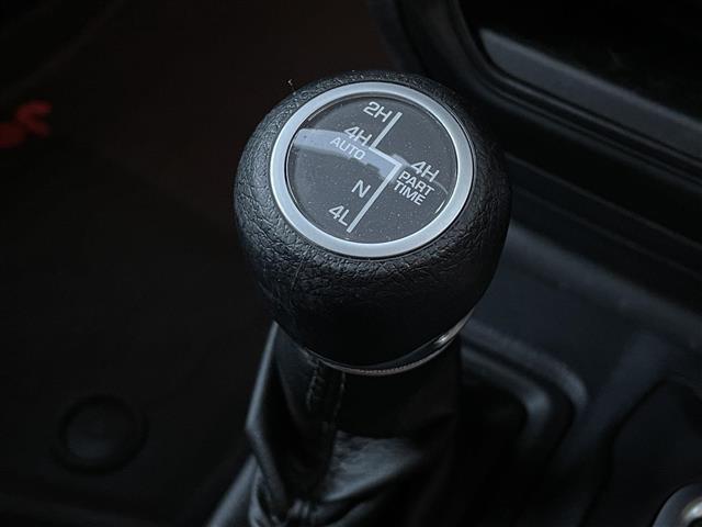 ジープ・ラングラーアンリミテッド スポーツアルティテュード 純正ディスプレイオーディオ/フロント/サイド/バックカメラ/LEDヘッドライト/A/Tタイヤ/純正17インチAW/純正OP前ドライブレコーダー/ACC/BSM/レーンキープ/ETC(17枚目)