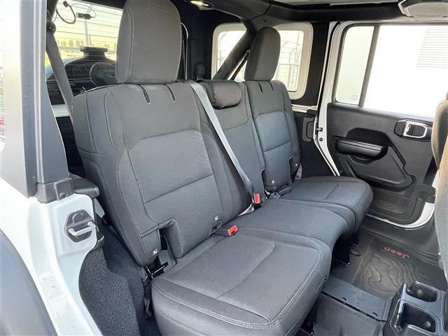 ジープ・ラングラーアンリミテッド スポーツアルティテュード 純正ディスプレイオーディオ/フロント/サイド/バックカメラ/LEDヘッドライト/A/Tタイヤ/純正17インチAW/純正OP前ドライブレコーダー/ACC/BSM/レーンキープ/ETC(23枚目)