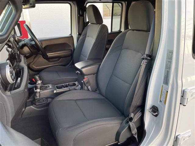 ジープ・ラングラーアンリミテッド スポーツアルティテュード 純正ディスプレイオーディオ/フロント/サイド/バックカメラ/LEDヘッドライト/A/Tタイヤ/純正17インチAW/純正OP前ドライブレコーダー/ACC/BSM/レーンキープ/ETC(24枚目)