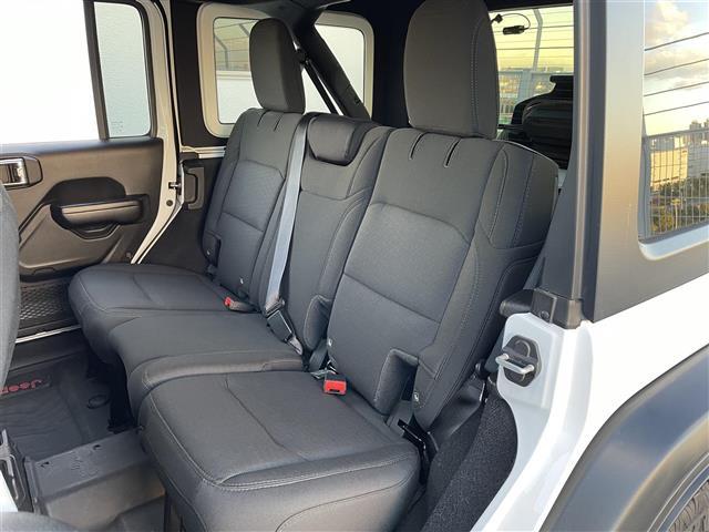 ジープ・ラングラーアンリミテッド スポーツアルティテュード 純正ディスプレイオーディオ/フロント/サイド/バックカメラ/LEDヘッドライト/A/Tタイヤ/純正17インチAW/純正OP前ドライブレコーダー/ACC/BSM/レーンキープ/ETC(25枚目)