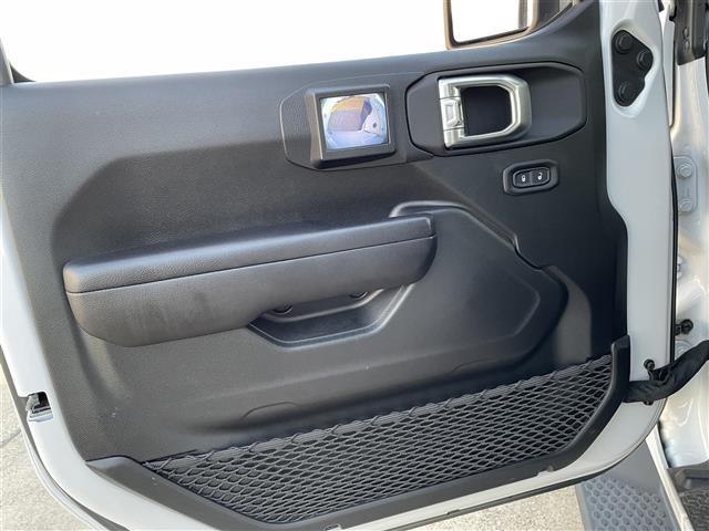 ジープ・ラングラーアンリミテッド スポーツアルティテュード 純正ディスプレイオーディオ/フロント/サイド/バックカメラ/LEDヘッドライト/A/Tタイヤ/純正17インチAW/純正OP前ドライブレコーダー/ACC/BSM/レーンキープ/ETC(27枚目)