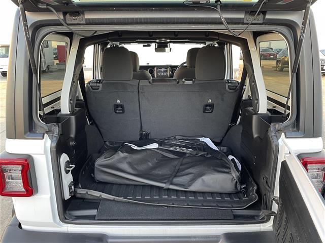 ジープ・ラングラーアンリミテッド スポーツアルティテュード 純正ディスプレイオーディオ/フロント/サイド/バックカメラ/LEDヘッドライト/A/Tタイヤ/純正17インチAW/純正OP前ドライブレコーダー/ACC/BSM/レーンキープ/ETC(29枚目)