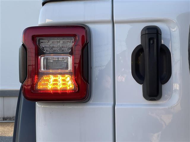 ジープ・ラングラーアンリミテッド スポーツアルティテュード 純正ディスプレイオーディオ/フロント/サイド/バックカメラ/LEDヘッドライト/A/Tタイヤ/純正17インチAW/純正OP前ドライブレコーダー/ACC/BSM/レーンキープ/ETC(36枚目)