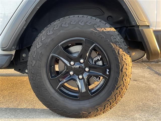 ジープ・ラングラーアンリミテッド スポーツアルティテュード 純正ディスプレイオーディオ/フロント/サイド/バックカメラ/LEDヘッドライト/A/Tタイヤ/純正17インチAW/純正OP前ドライブレコーダー/ACC/BSM/レーンキープ/ETC(40枚目)