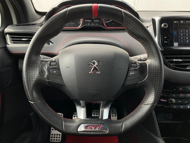 ２０８ ＧＴｉ　ｂｙプジョースポール　ＴＥＰ　レザー＆アルカンタラ＆ファブリックシート（バケット型）　アクティブシティブレーキ　ステアリングアシスト　バックカメラ　ナビ　ＵＳＢ　Ｂｌｕｅｔｏｏｔｈ　ＬＥＤライト（5枚目）