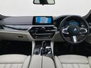 ５シリーズ ５３０ｉ　Ｍスポーツ　１オーナー　イノベーションＰ　ハイラインＰ　白革　ＡＣＣ　ＨＵＤ　シートヒーター　パワーシート　ワイヤレスチャージ　ディスプレイキー　全周囲カメラ　地デジ　アダプティブＬＥＤ　パドルシフト　ＥＴＣ（4枚目）