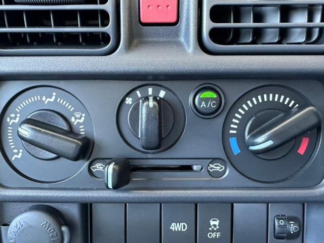 4WD KC EBD付ABS/横滑り防止装置/禁煙車/エアバッグ 運転席/エアバッグ 助手席/衝突安全ボディ/パワーステアリング/オートライト/4WD/マニュアルエアコン/UVカットガラス/最大積載量350kg(11枚目)